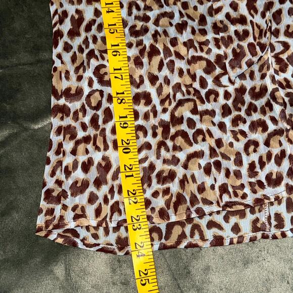 BCBG Max Azria Blouse Top Women's Medium Leopard Print Short Sleeve Button-Up - Picture 5 of 7